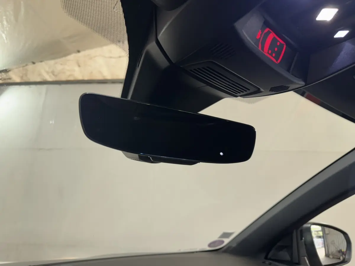 Vue intérieure centrée sur le rétroviseur intérieur noir du DS7 Crossback E-TENSE 225 Bastille+ gris foncé de 2021.