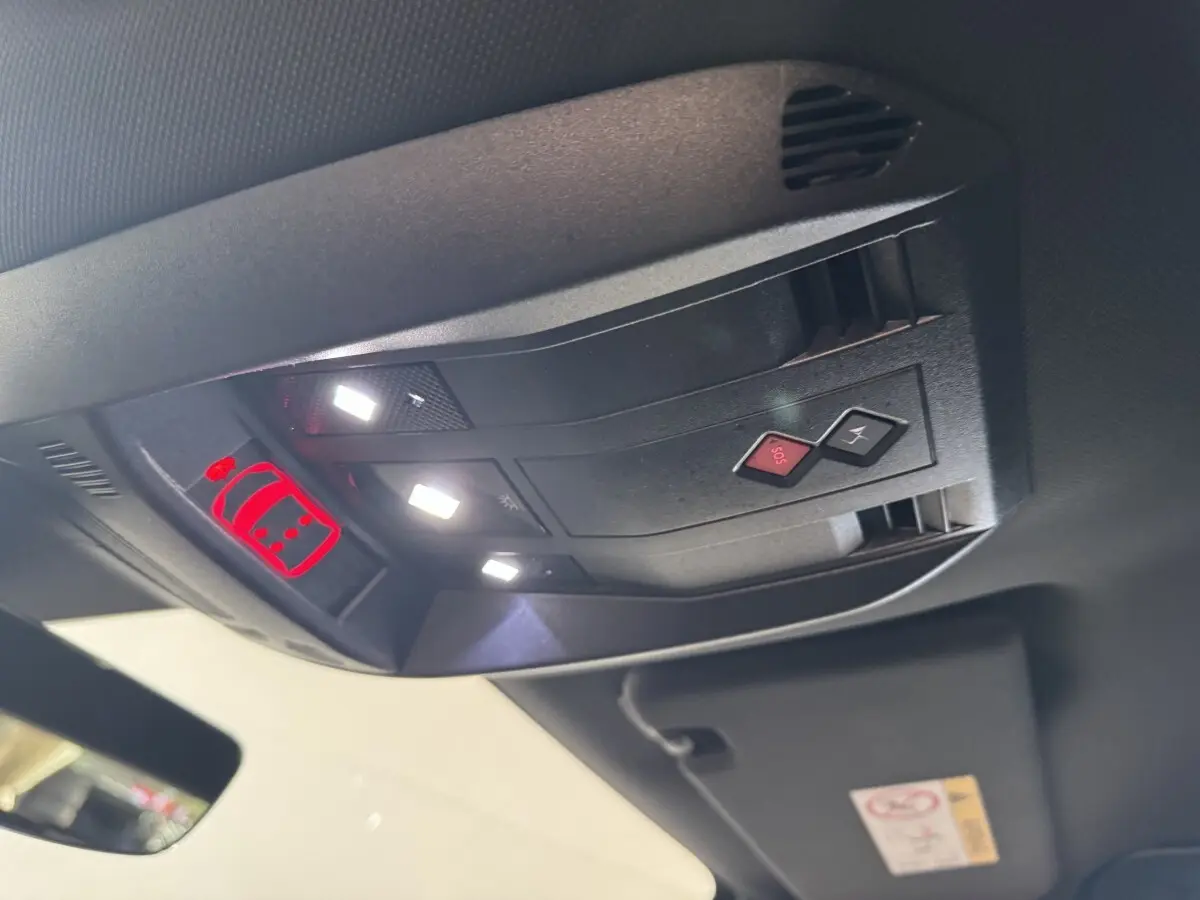 Vue intérieure du plafonnier du DS7 Crossback E-TENSE 225 Bastille+ avec éclairage LED et bouton SOS rouge.