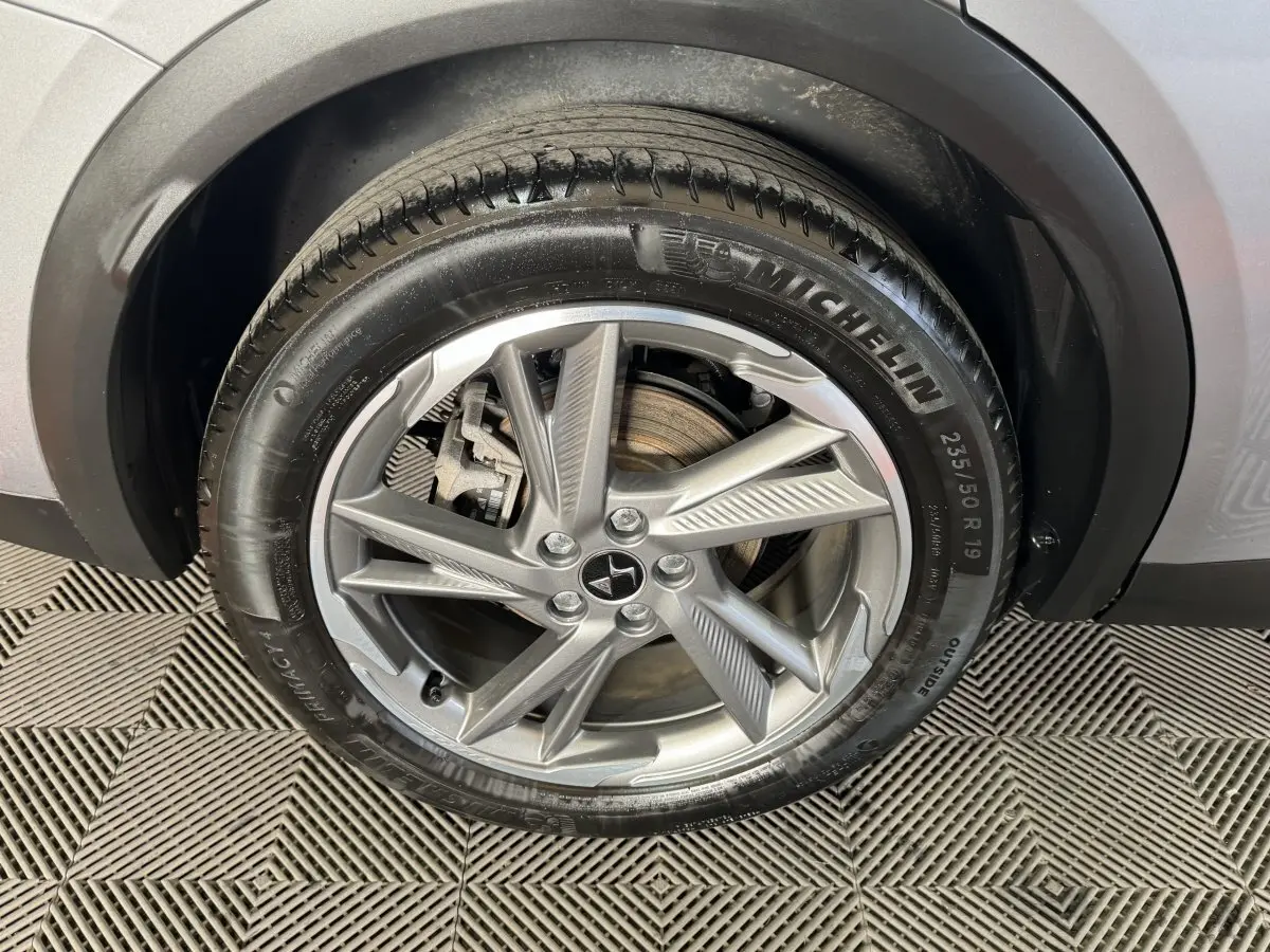 Gros plan sur la roue avant droite gris foncé du DS7 Crossback E-TENSE 225 avec jante alliage et pneu Michelin.