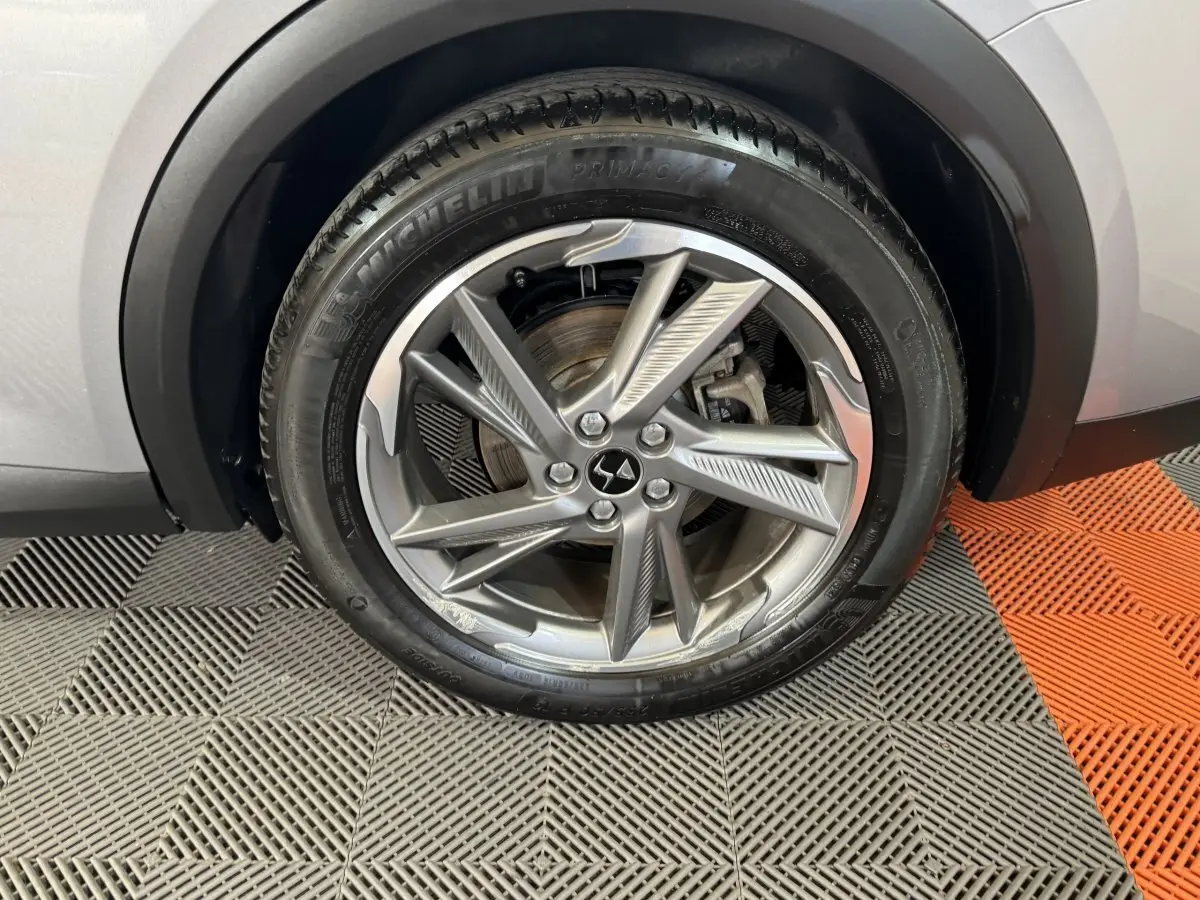 Gros plan sur la roue avant droite gris foncé du DS7 Crossback E-TENSE 225 avec jante alliage au design moderne.