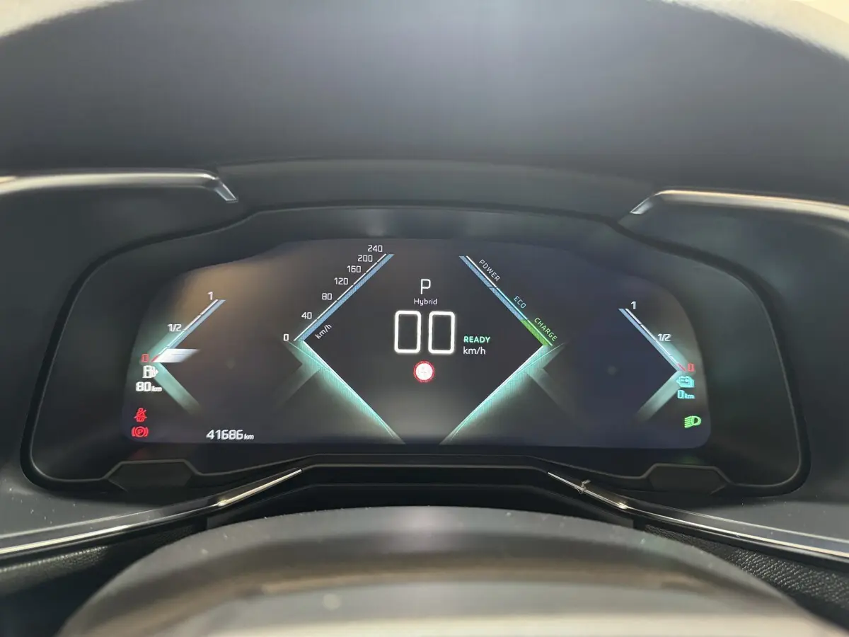 Tableau de bord numérique du DS7 Crossback E-TENSE 225 Bastille+ affichant vitesse, autonomie et indicateurs hybrides.