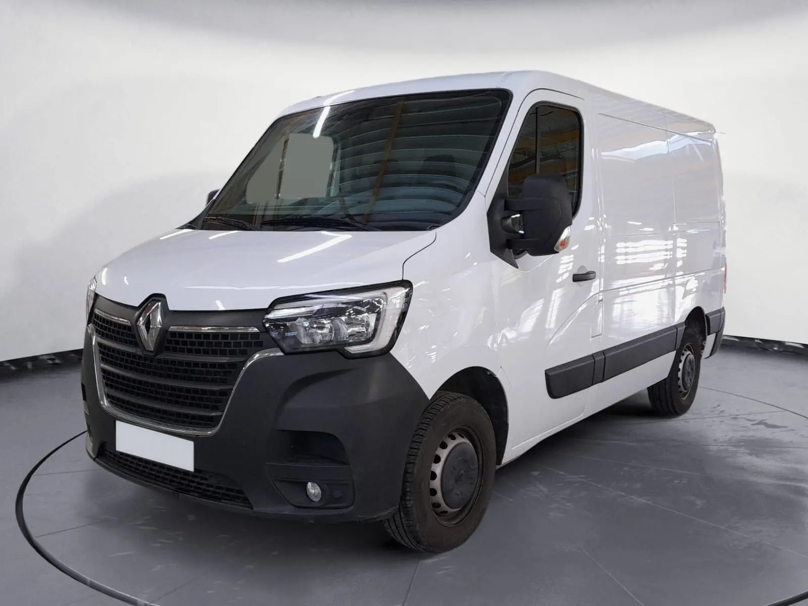 Renault Master blanc en vue 3/4 avant droit, fourgon utilitaire avec pare-chocs noirs et jantes acier.