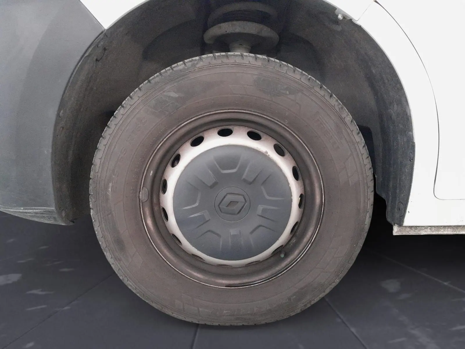 Gros plan sur la roue avant droite blanche d’un Renault Master 2023 avec enjoliveur gris et jante acier noire.