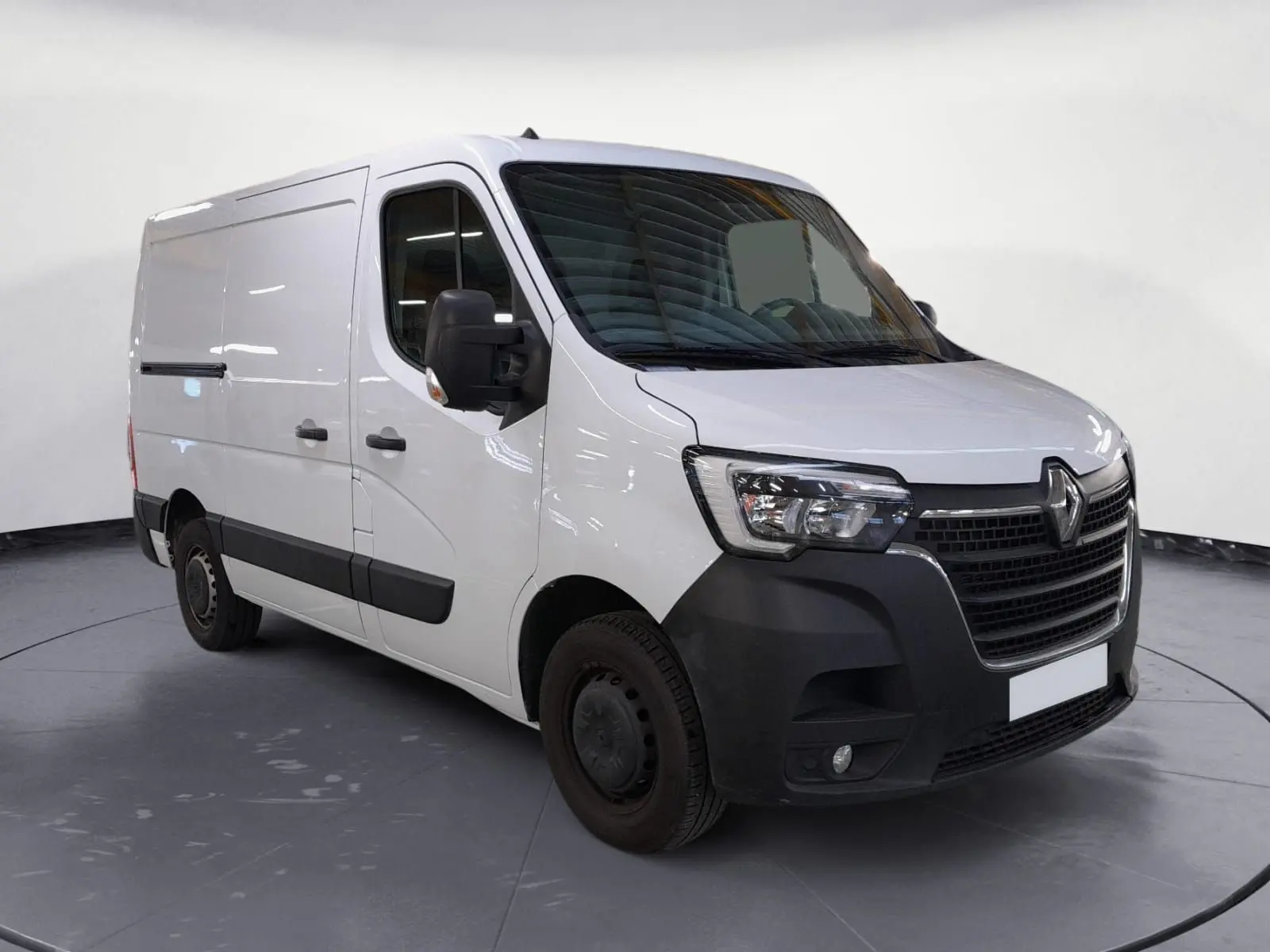 Vue 3/4 avant droit d’un Renault Master blanc 2023 avec pare-chocs noirs et grande surface latérale lisse.