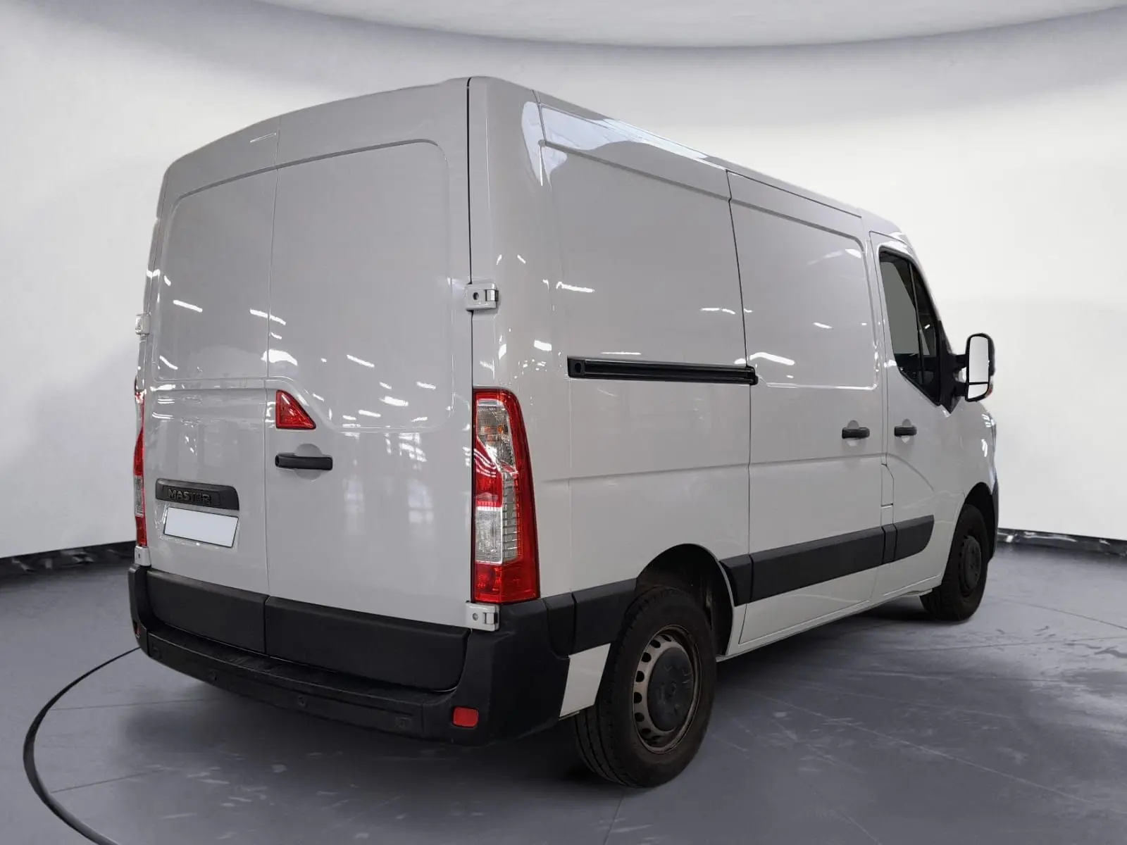 Vue 3/4 arrière droite d’un Renault Master blanc 2023 avec porte latérale coulissante et feux arrière verticaux.