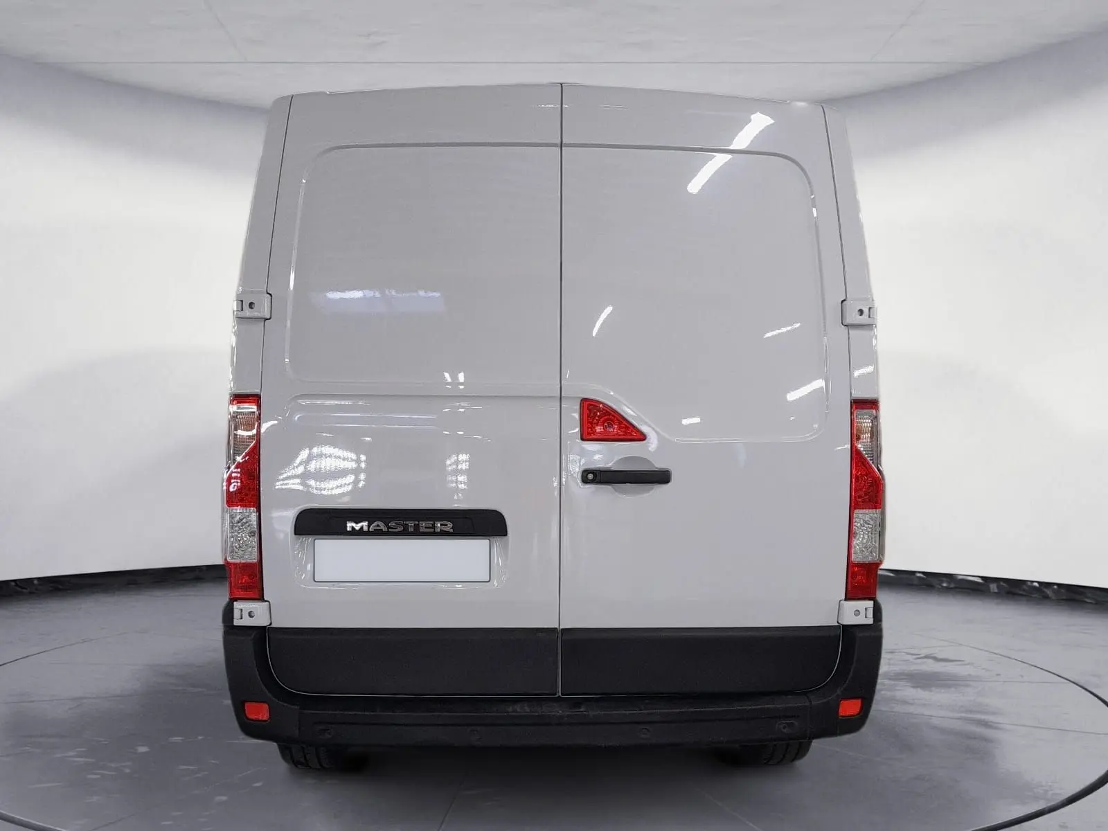 Vue arrière d’un utilitaire Renault Master blanc L1H1 avec portes battantes et feux rouges verticaux.