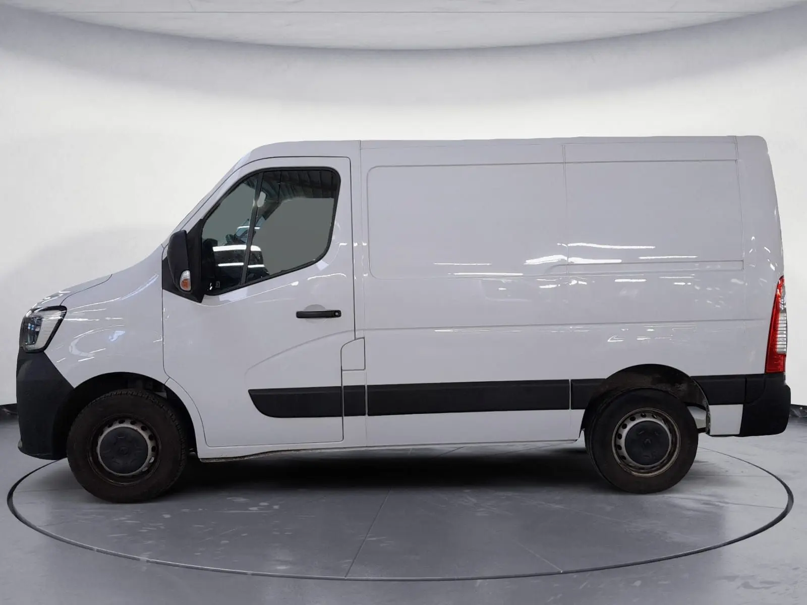 Vue latérale gauche d’un Renault Master blanc L1H1, fourgon utilitaire avec bande noire basse et roues acier.