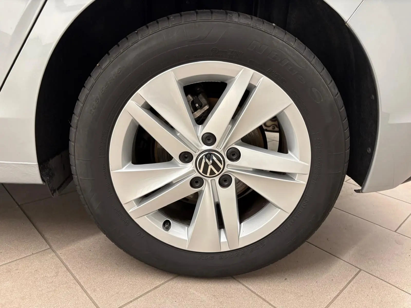 Gros plan sur la roue avant gauche argentée d’une Volkswagen Golf 2.0 TDI 116 BVM6 Life Plus 2025.