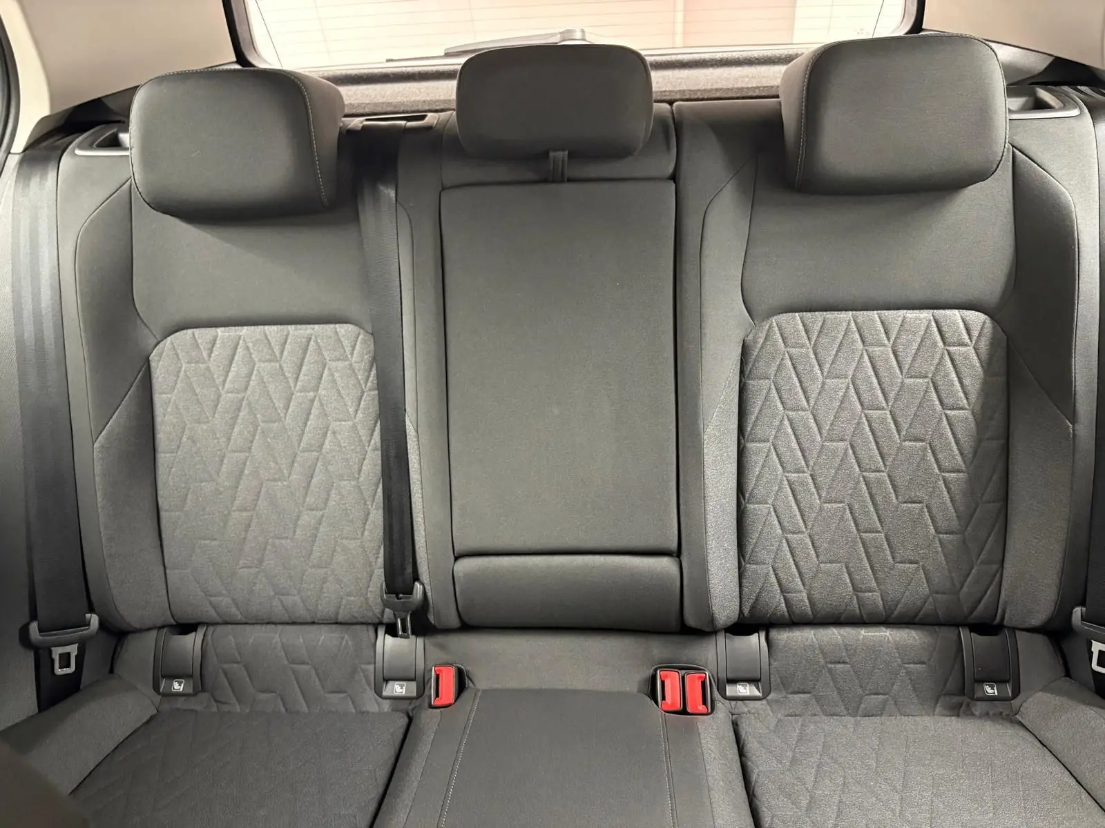 Vue intérieure sur la banquette arrière en tissu gris avec motifs géométriques de la Volkswagen Golf 2.0 TDI 2025.