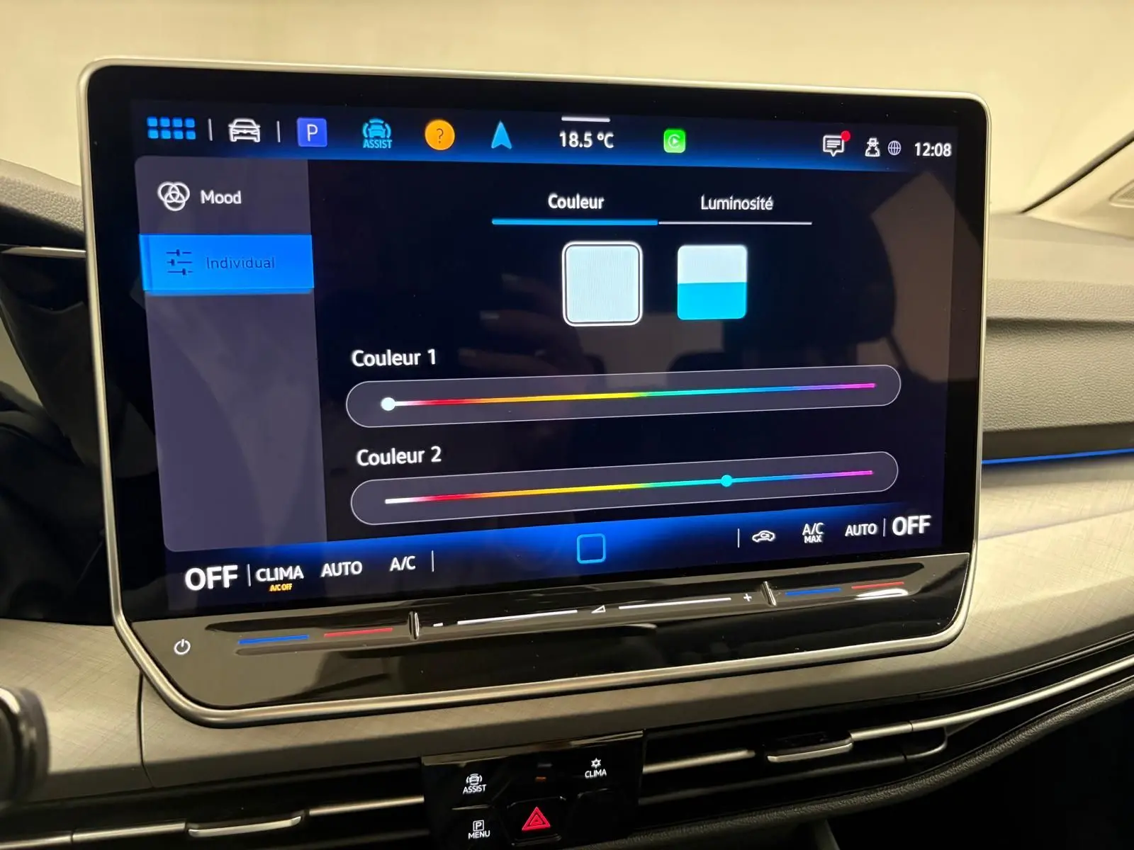 Écran tactile central de la Volkswagen Golf 2025 en reflet d'argent, vue intérieure du tableau de bord côté droit.
