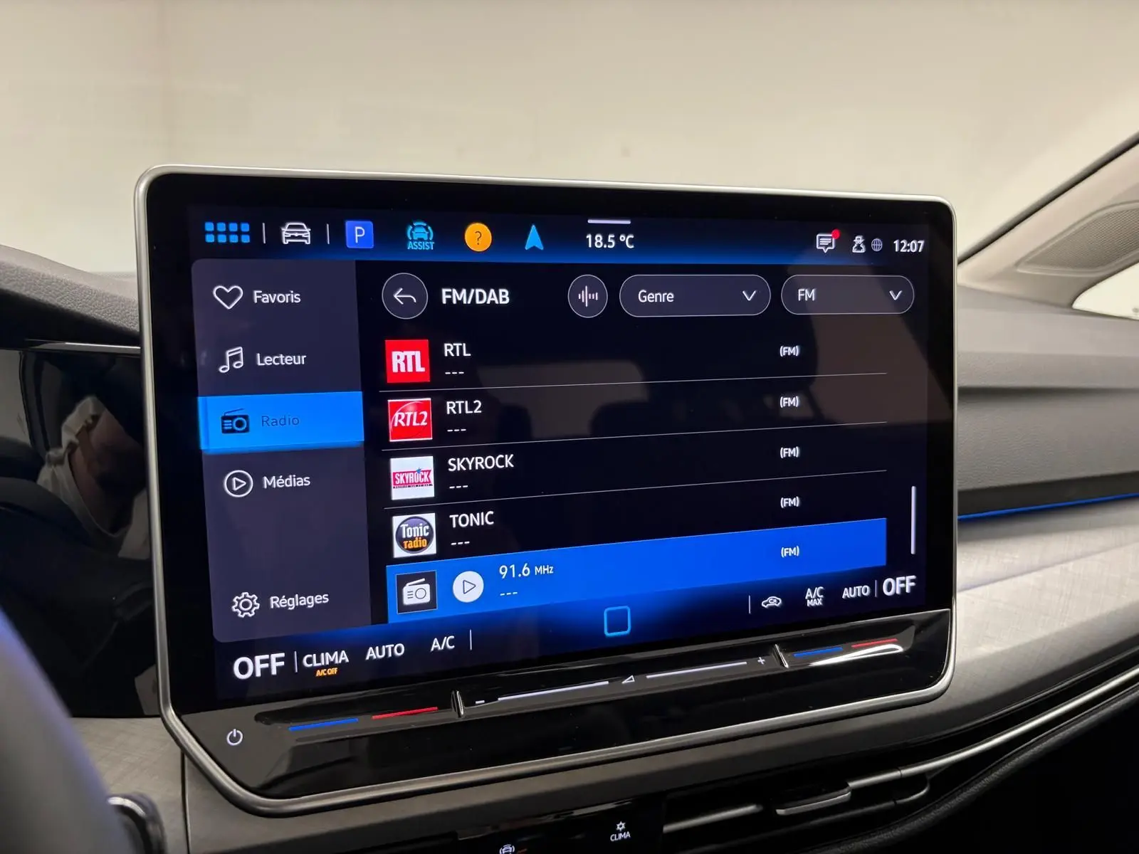 Écran tactile central de la Volkswagen Golf 2025 en reflet d'argent, affichant les options radio FM/DAB.