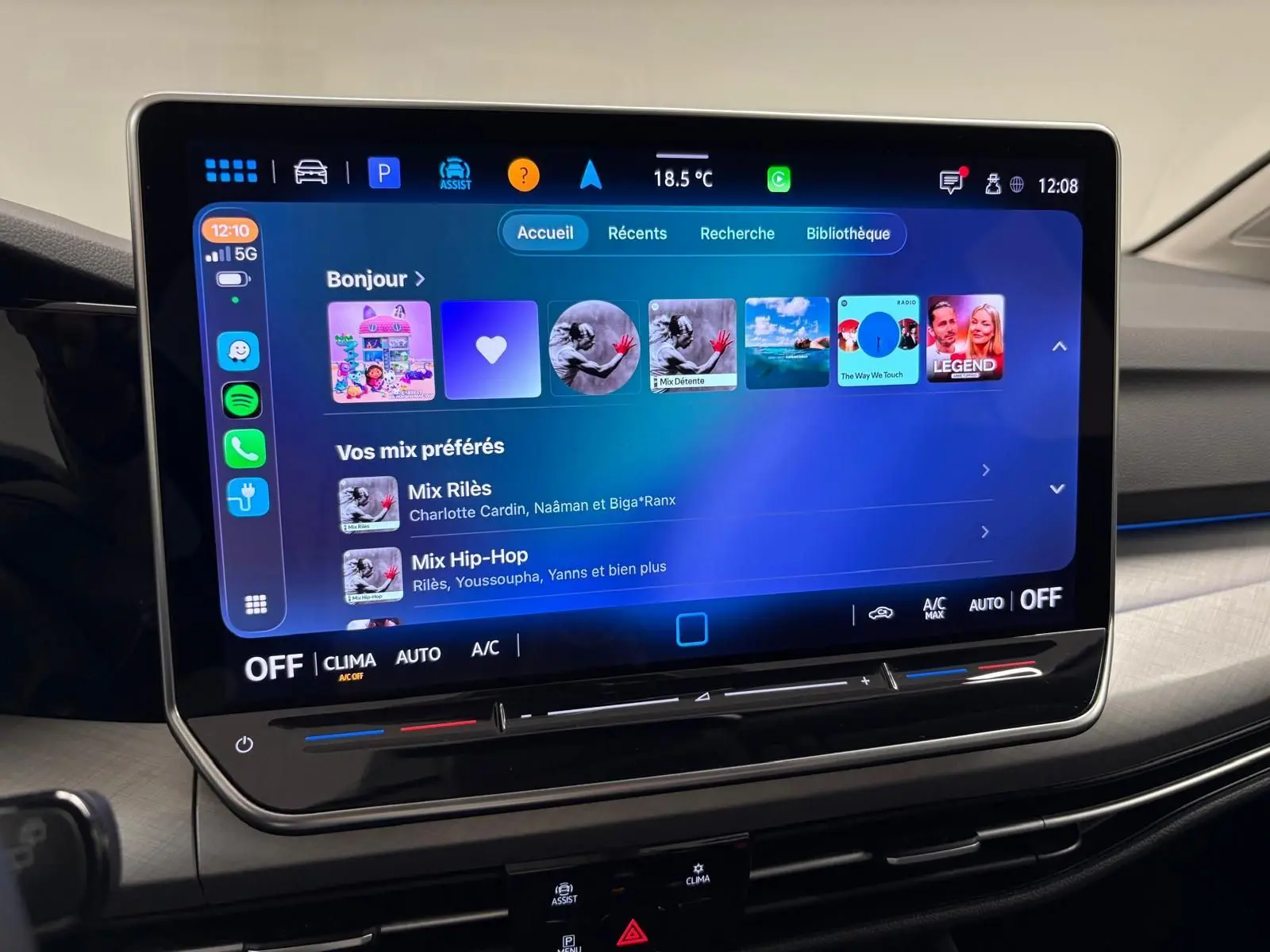 Écran tactile central affichant l'interface multimédia d'une Volkswagen Golf 2.0 TDI 2025, intérieur moderne et épuré.