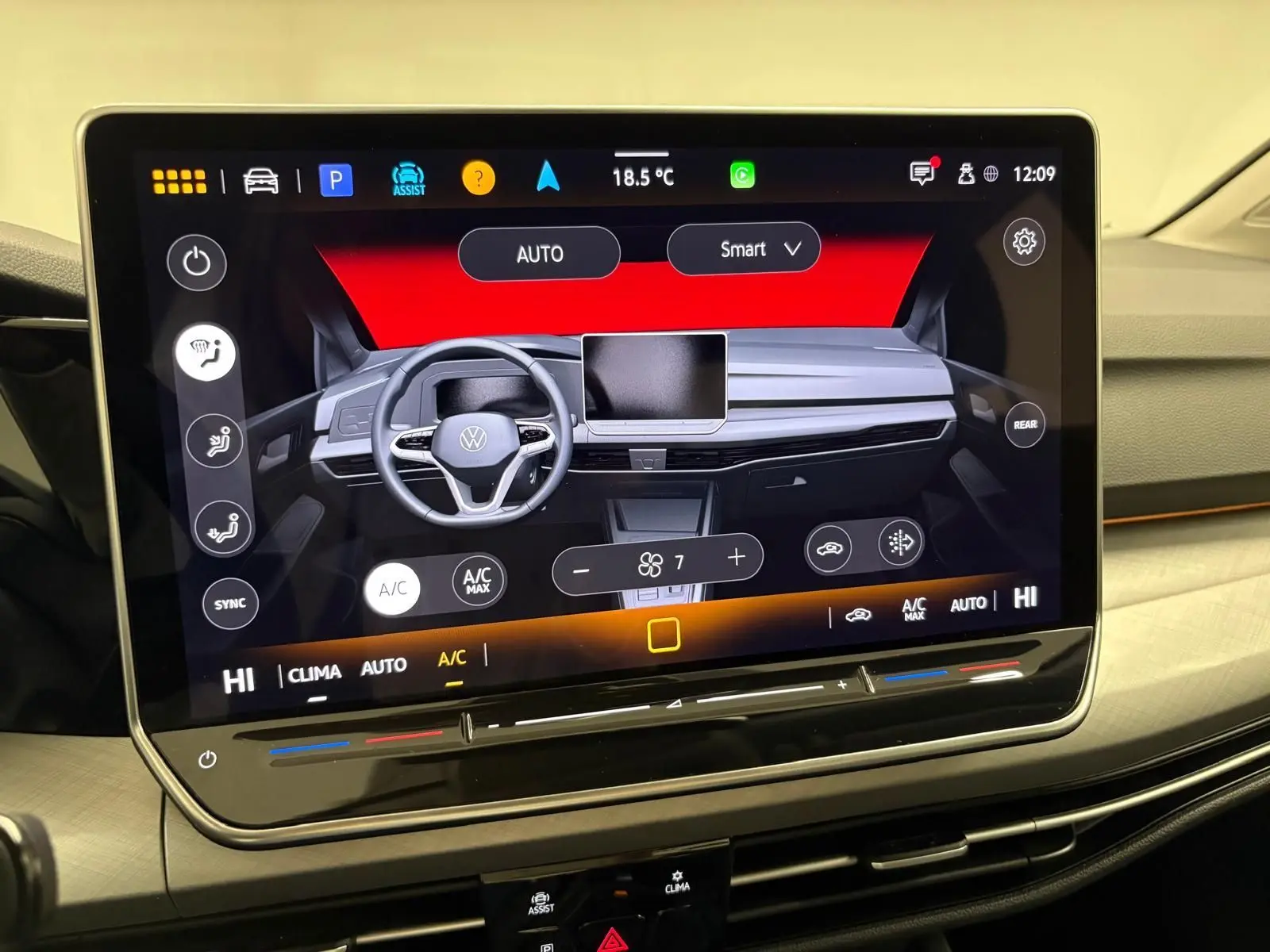 Écran tactile central affichant l'interface de climatisation de la Volkswagen Golf 2.0 TDI 2025 en reflet d'argent.
