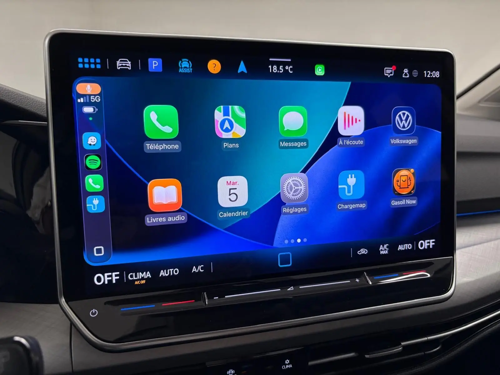 Écran tactile central affichant les applications connectées dans l'habitacle d'une Volkswagen Golf 2025 reflet d'argent.