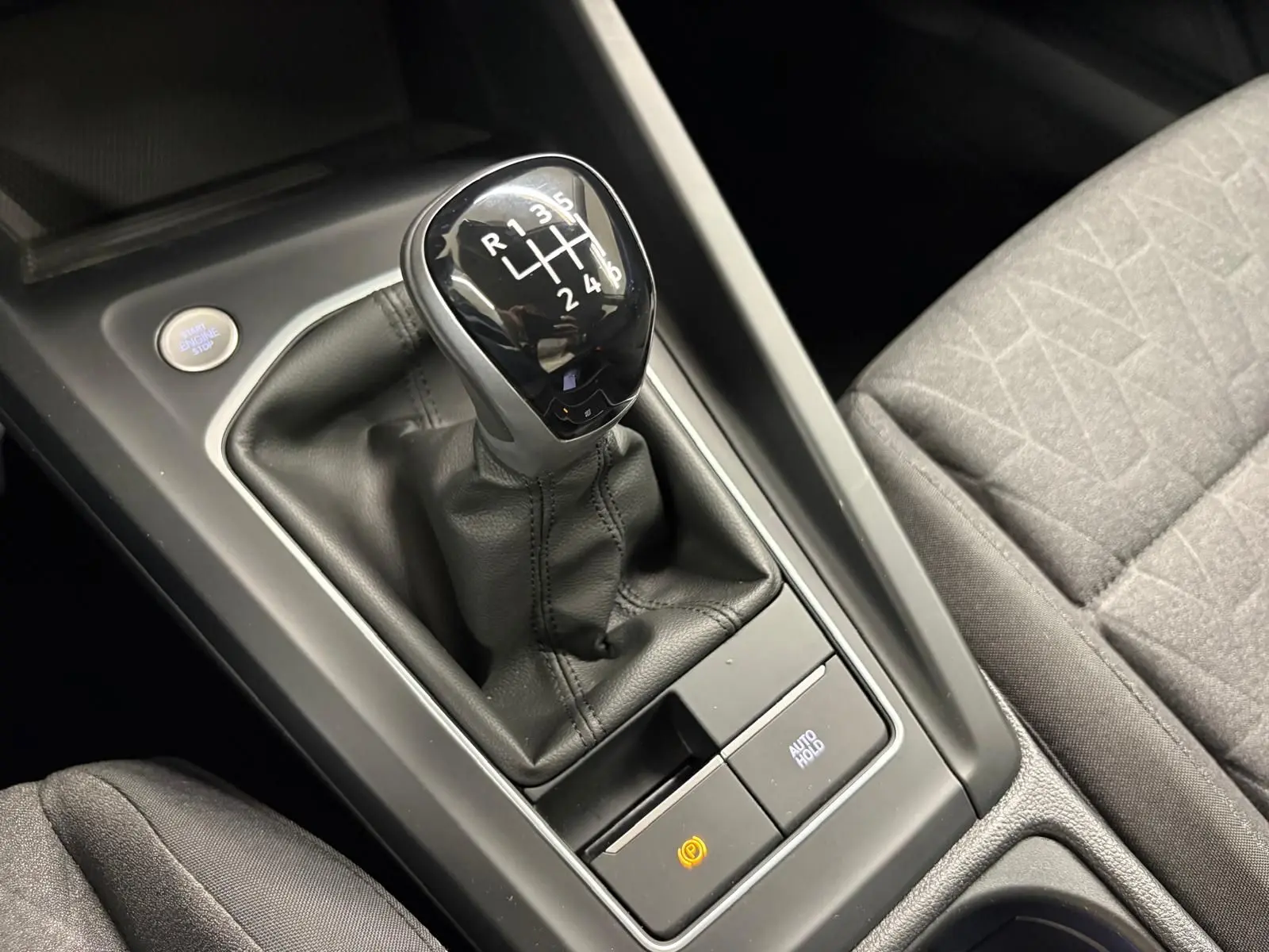 Vue rapprochée de la boîte manuelle noire et du levier de vitesses sur la console centrale d’une Volkswagen Golf 2025.
