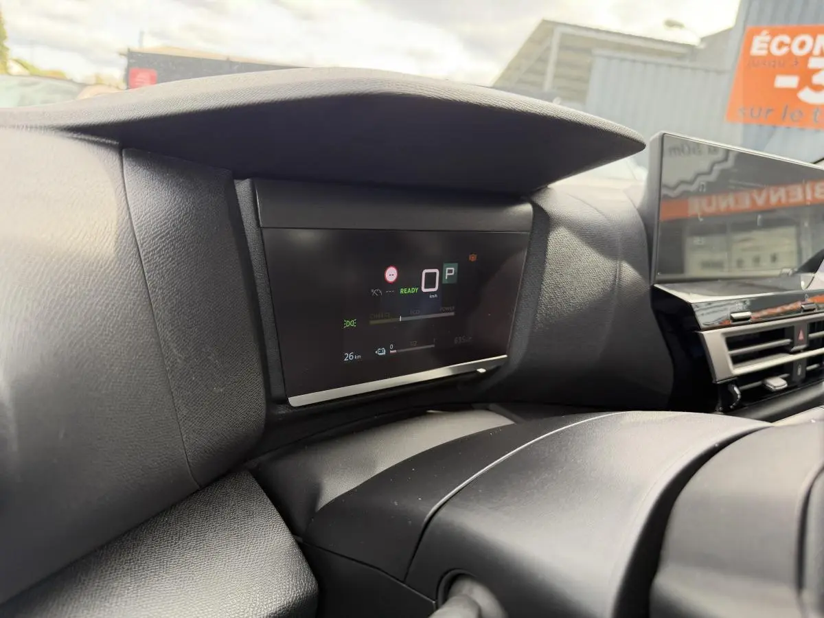 Tableau de bord numérique de la Citroën C4 électrique 2025, affichage de vitesse et état prêt au démarrage.