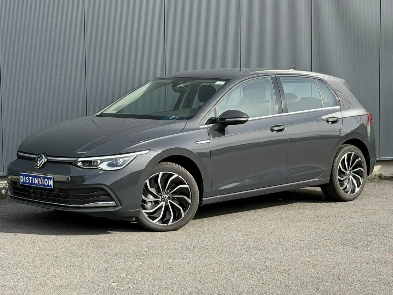 Volkswagen Golf VIII 2.0 TSI gris Urano vue 3/4 avant droit avec jantes alliage 17 pouces et phares LED.