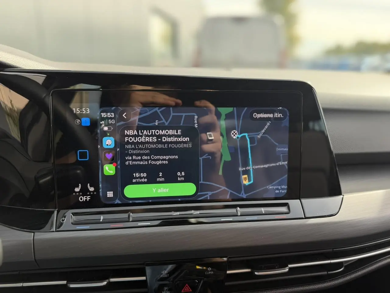 Vue rapprochée de l’écran tactile central de la Volkswagen Golf VIII 2024 affichant un itinéraire de navigation.