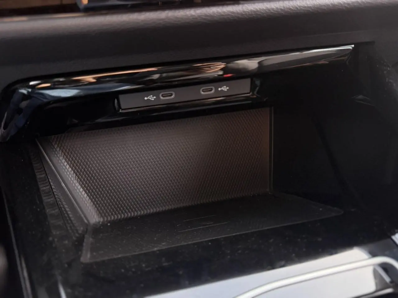 Gros plan sur la console centrale de la Volkswagen Golf VIII 2.0 TSI 190 DSG Style 2024, zone de charge avec ports USB-C.