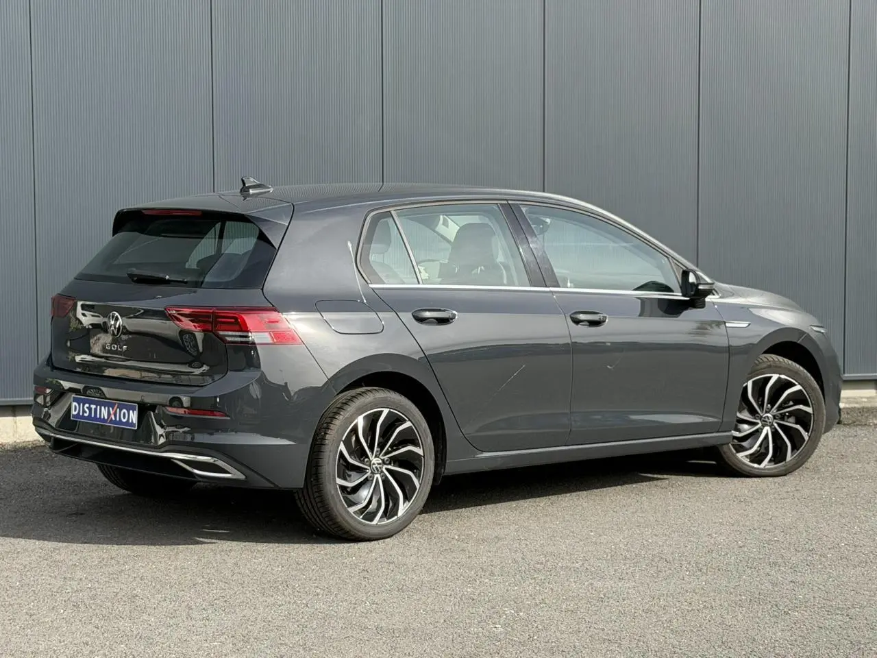 Volkswagen Golf VIII 2.0 TSI 190 DSG Style gris Urano vue 3/4 arrière droit avec jantes alliage 17 pouces.