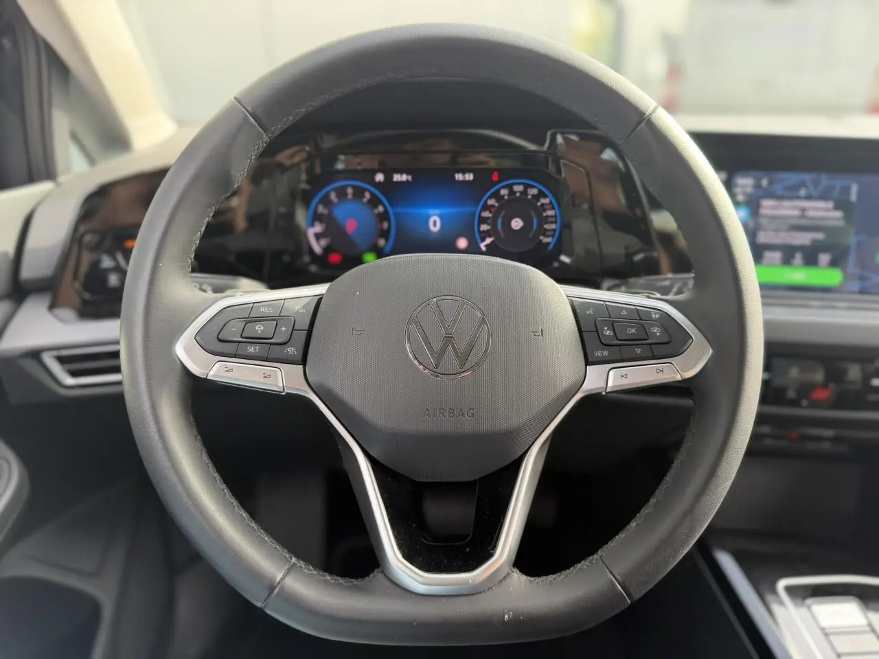 Volant cuir multifonctions Volkswagen Golf VIII 2024 vu de face avec tableau de bord digital et écran central.