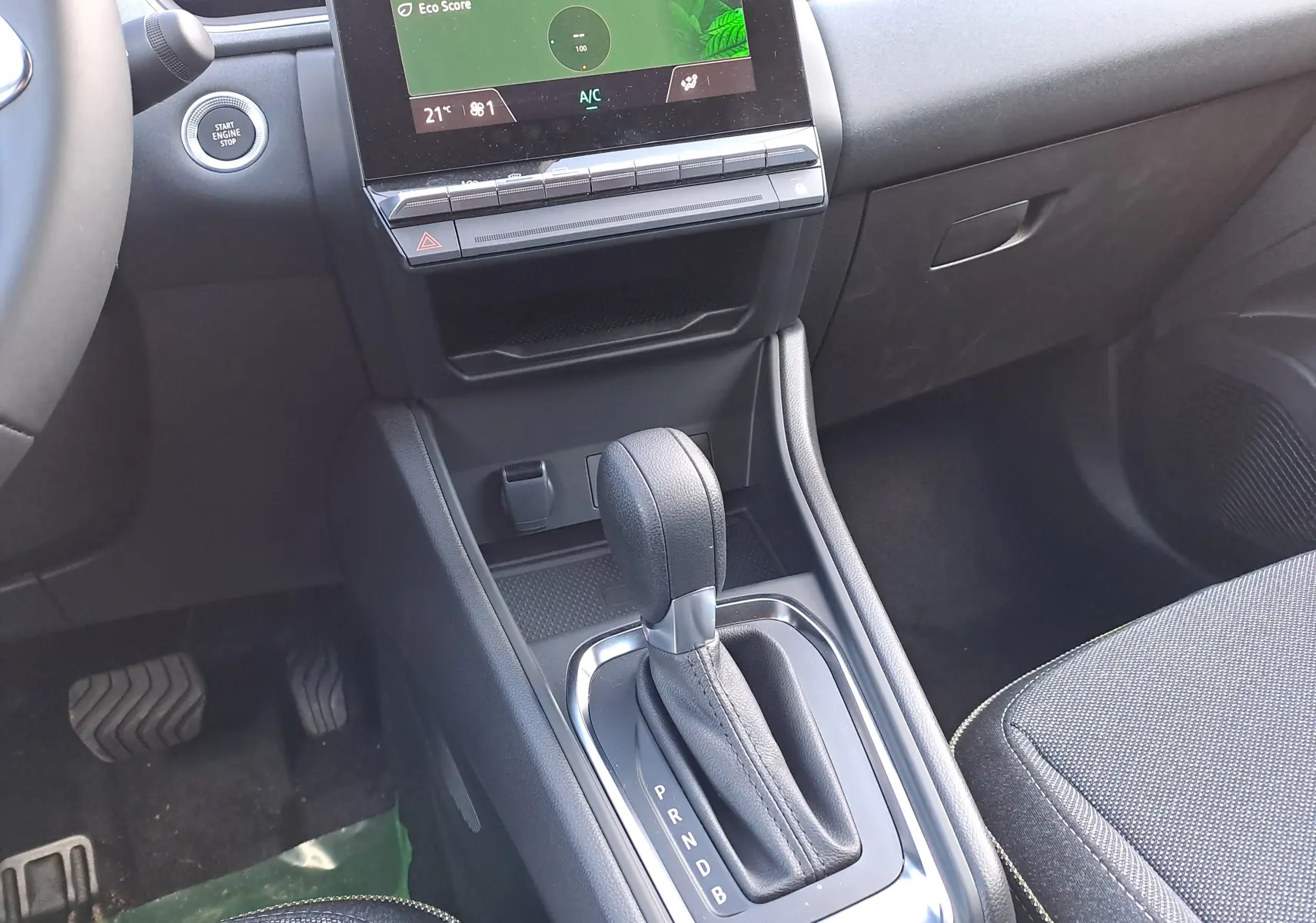 Intérieur du Renault Captur 2025, vue rapprochée sur la console centrale avec levier de boîte auto et écran tactile.