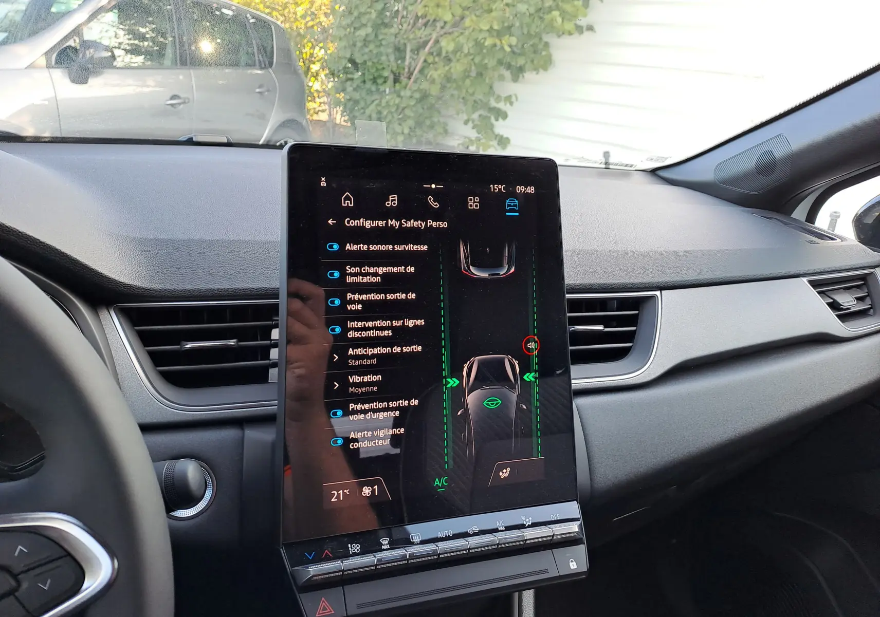 Vue intérieure du tableau de bord du Renault Captur 2025 avec écran tactile central affichant les aides à la conduite.