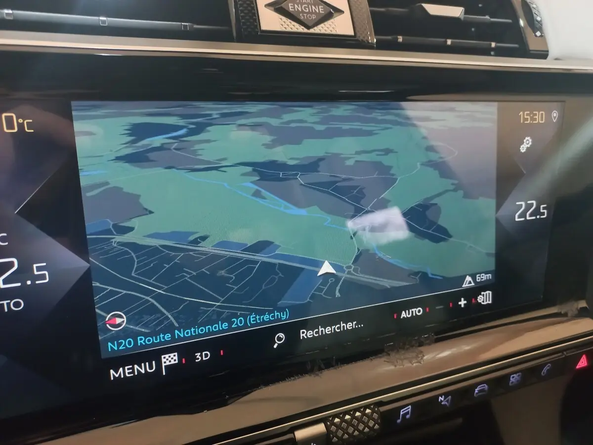 Écran tactile 12 pouces du système de navigation 3D du DS7 Crossback gris foncé, affichage couleur et commandes intégrées.