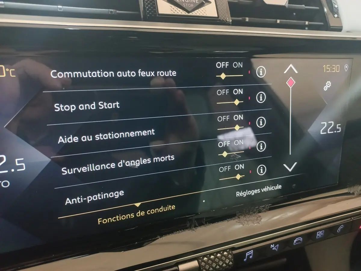 Écran tactile central du DS7 Crossback 2021 affichant les réglages d’aides à la conduite et la température intérieure.