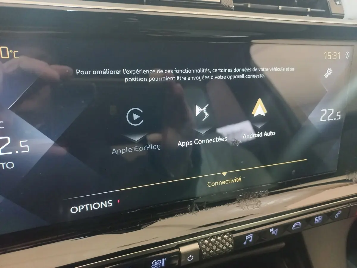 Écran tactile central du DS7 Crossback gris foncé, affichant les options Apple CarPlay, Android Auto et connectivité.