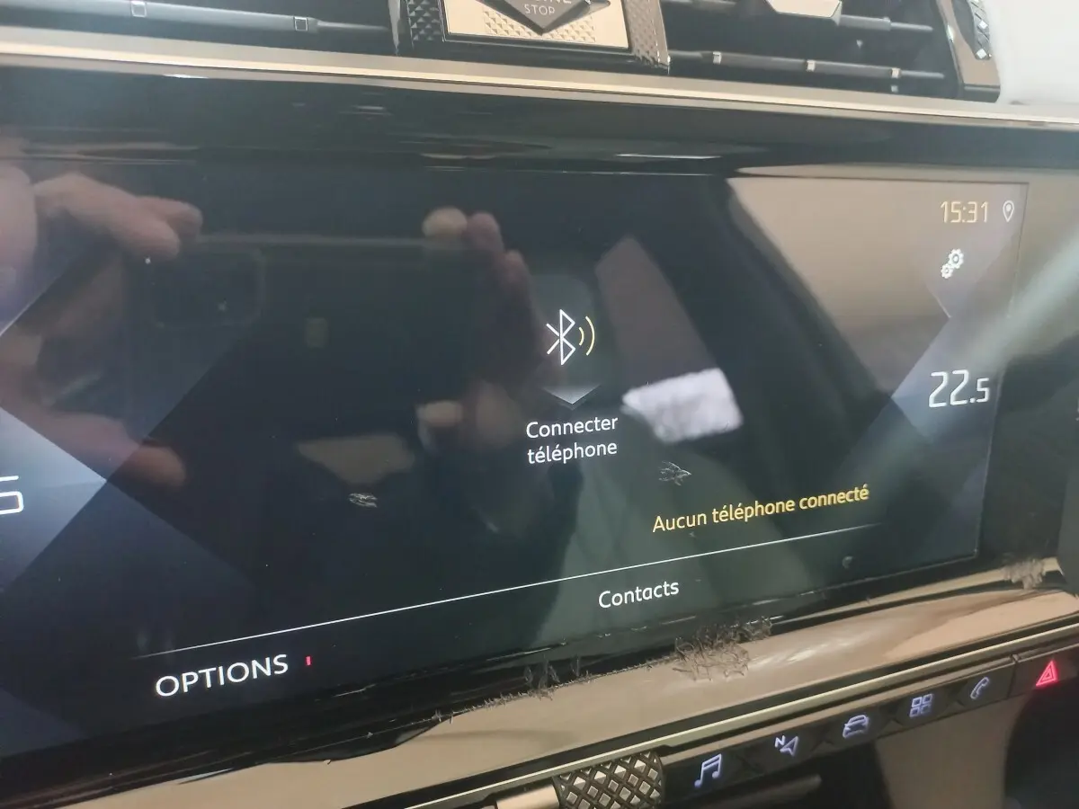 Écran tactile intérieur du DS7 Crossback gris foncé affichant la connexion Bluetooth et la température à 22,5°C.