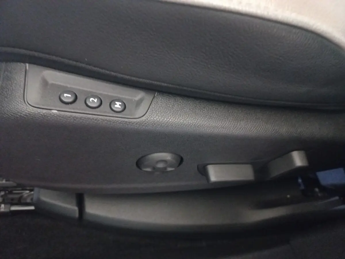 Détail des commandes de réglage électrique des sièges côté gauche du DS7 Crossback gris foncé.