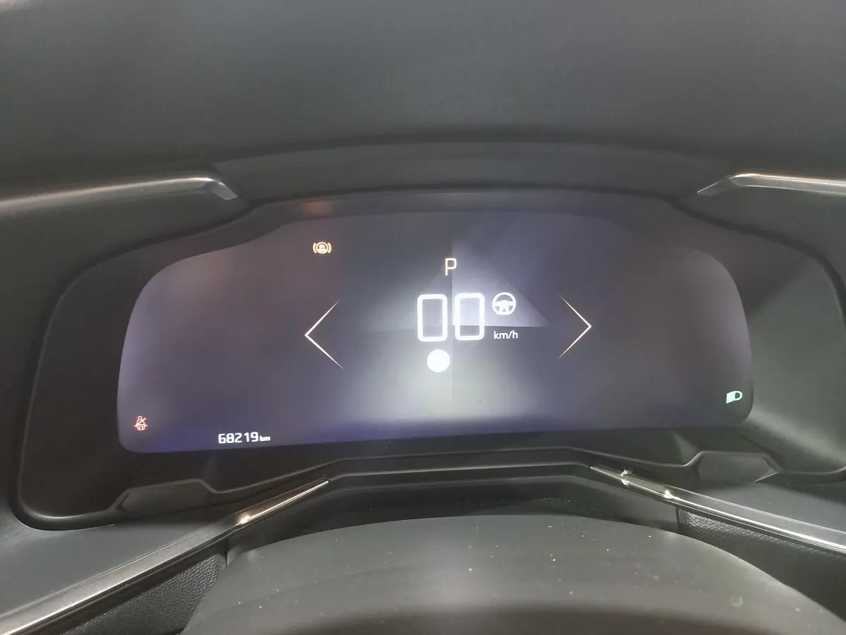 Tableau de bord numérique du DS7 Crossback gris foncé, affichage vitesse et indicateurs au centre, vue frontale rapprochée.