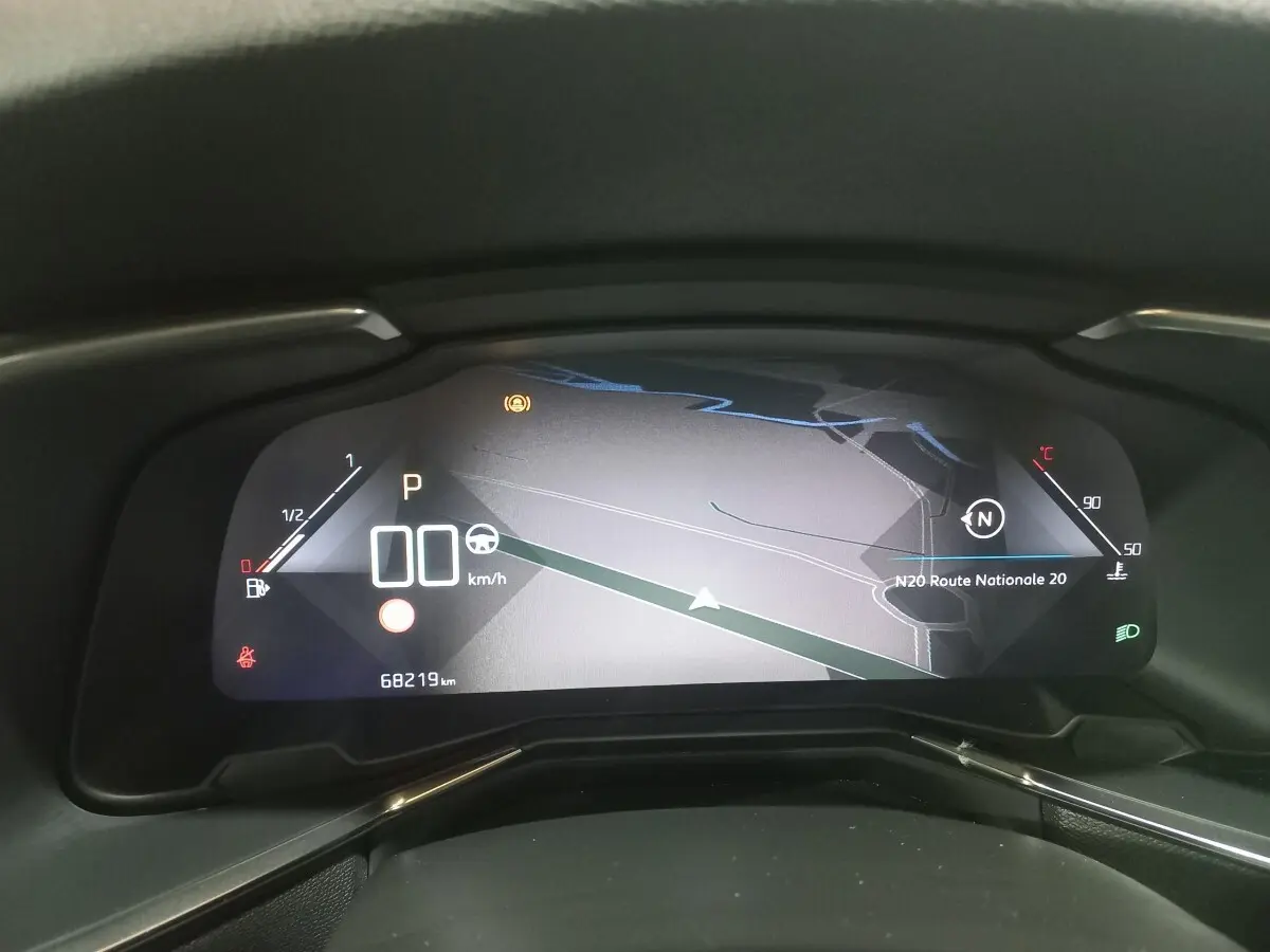 Affichage numérique du tableau de bord du DS7 Crossback avec navigation 3D et indicateurs de vitesse et température.