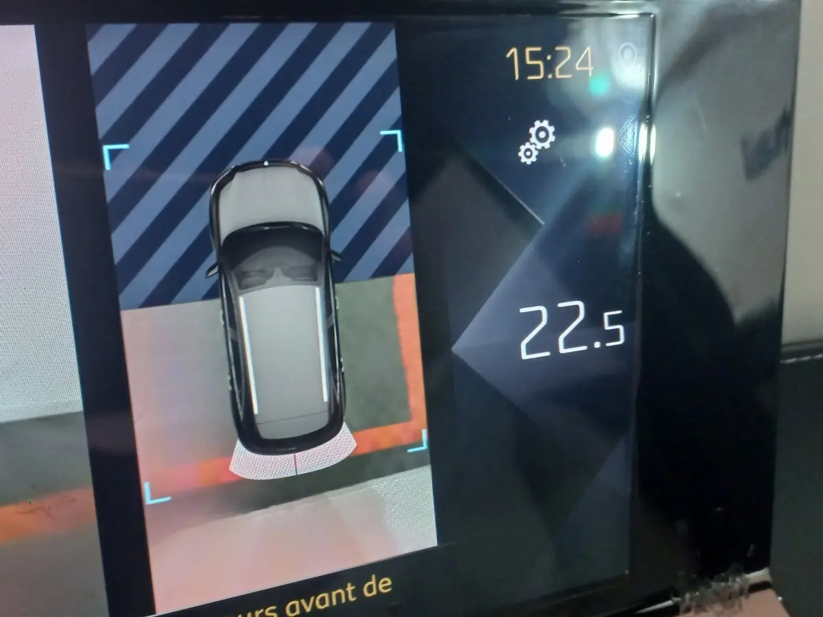 Affichage tactile intérieur montrant la vue aérienne du DS7 Crossback gris foncé en stationnement avec capteurs actifs.