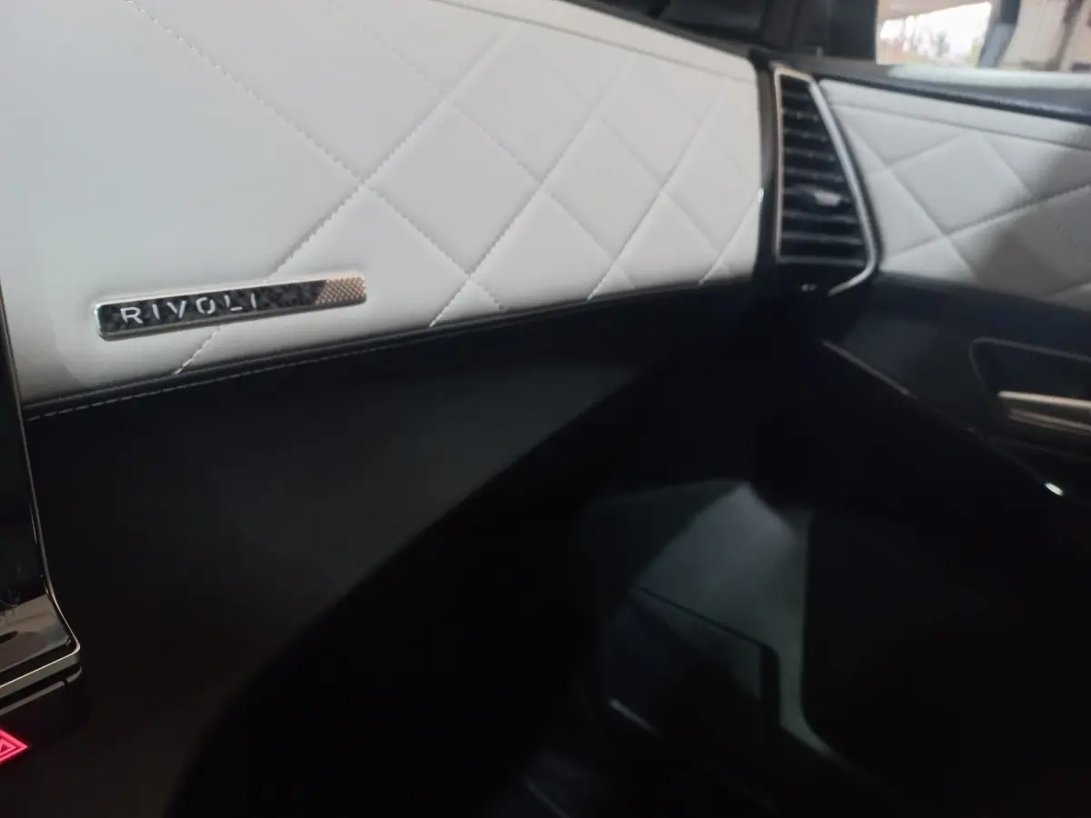 Détail de la garniture intérieure blanche matelassée avec logo Rivoli sur la portière côté passager du DS7 Crossback.
