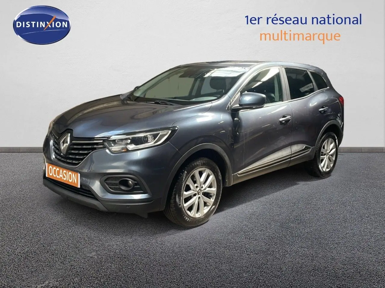 Renault Kadjar gris titanium metal en 3/4 avant droit, mettant en valeur ses jantes alliage et ses feux LED.