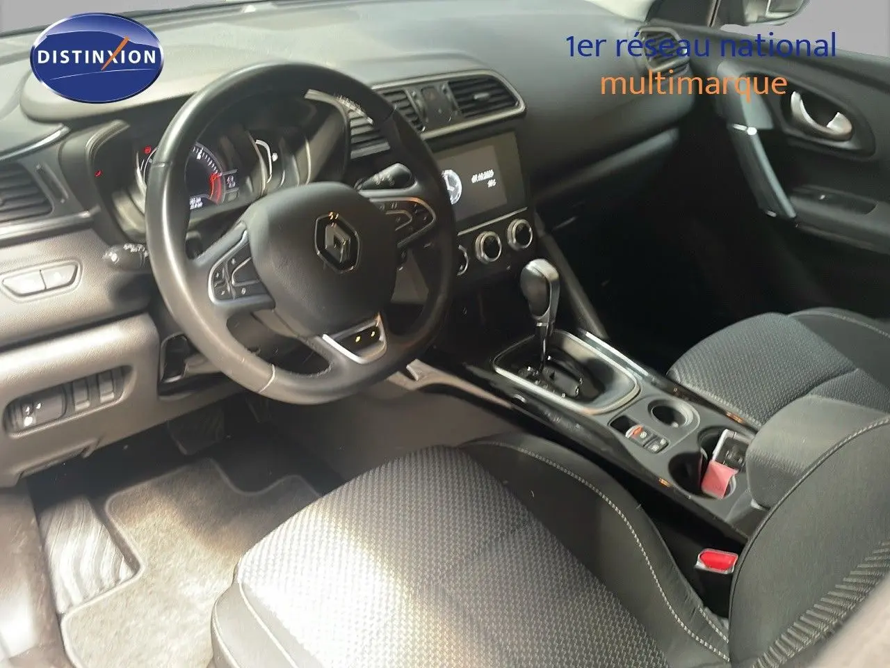 Vue intérieure côté conducteur du Renault Kadjar 2021, volant multifonction et console centrale avec boîte automatique.