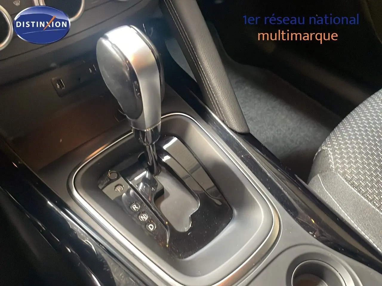 Le levier de vitesse automatique noir et argenté du Renault Kadjar 2021, avec console centrale et siège tissu gris visible.