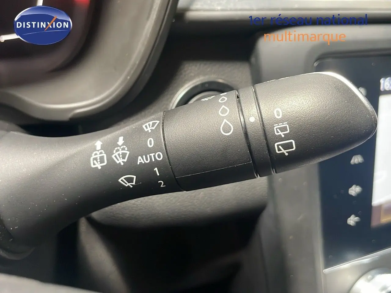 Gros plan sur la commande des essuie-glaces du Renault Kadjar gris titanium, montrant les réglages automatiques et manuels.