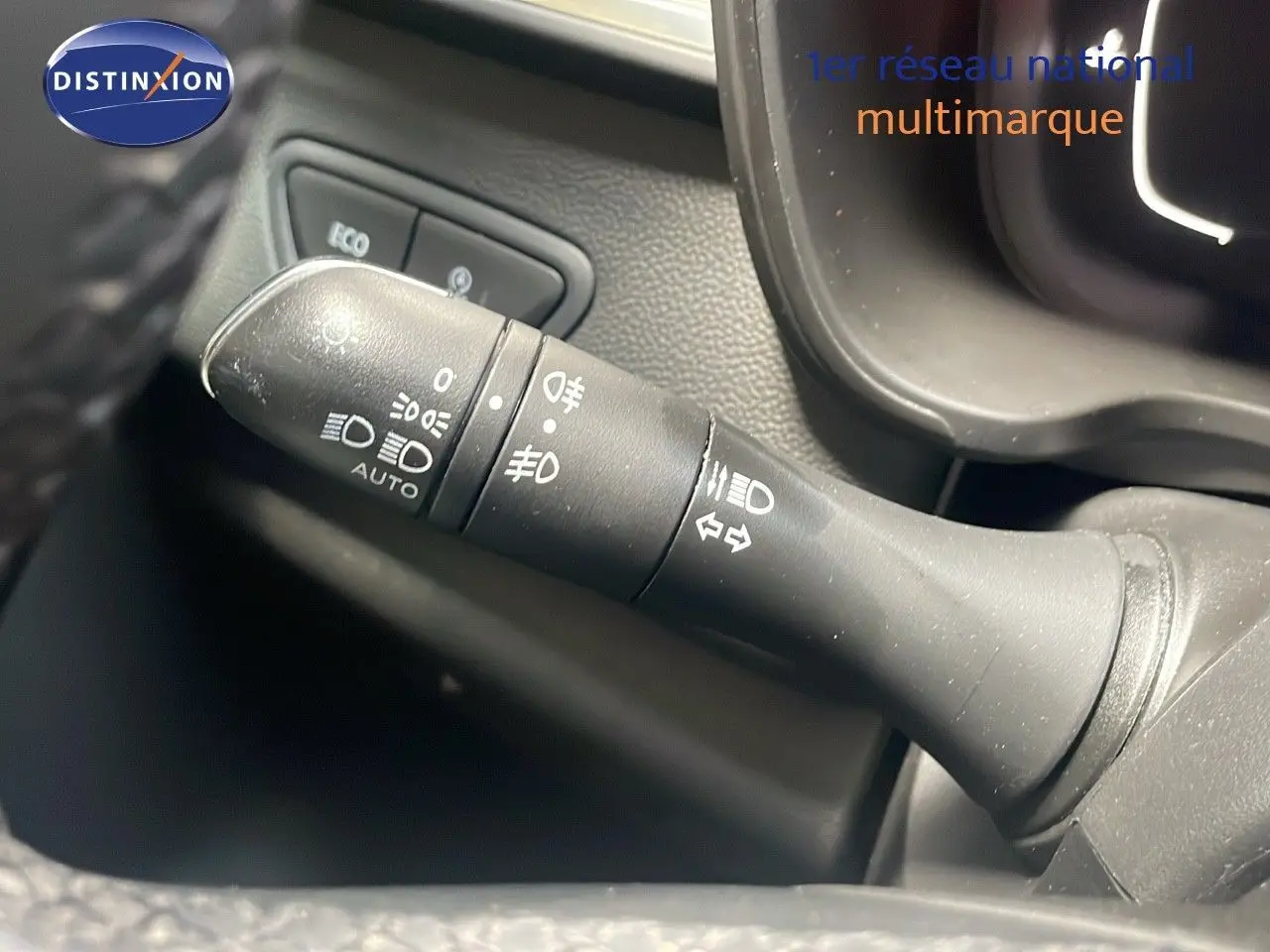 Gros plan sur la commande des phares et clignotants du Renault Kadjar gris titanium, côté gauche du volant.