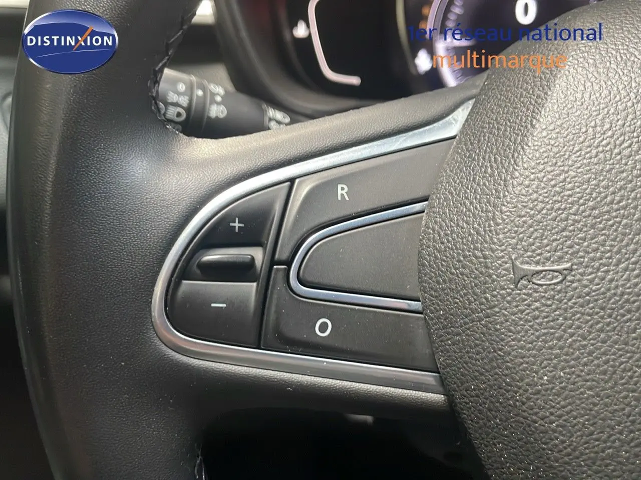 Gros plan sur les commandes au volant du Renault Kadjar 2021, finition Business, intérieur noir avec boutons de régulateur.