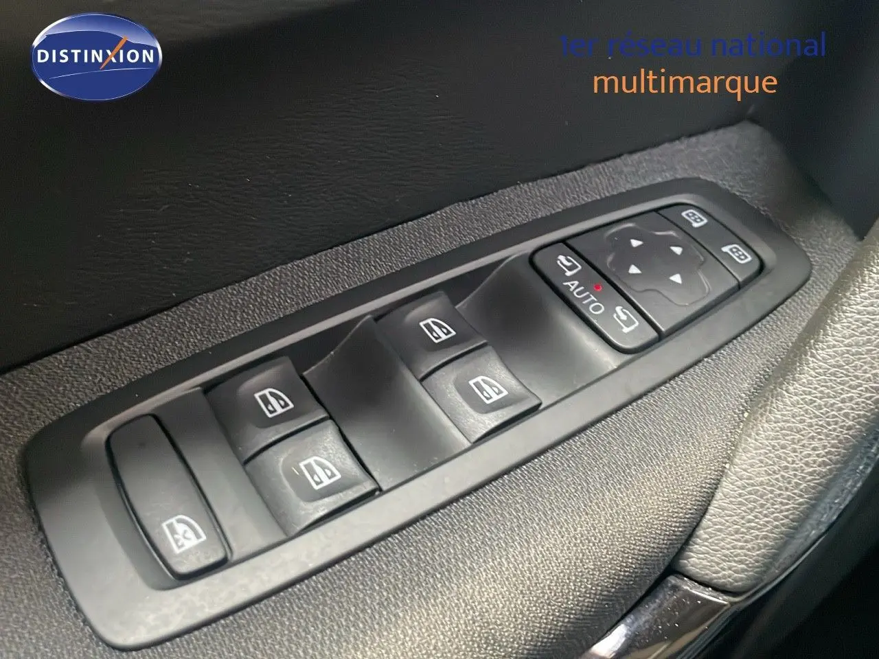 Gros plan sur les commandes électriques des vitres et rétroviseurs côté conducteur du Renault Kadjar gris titanium 2021.