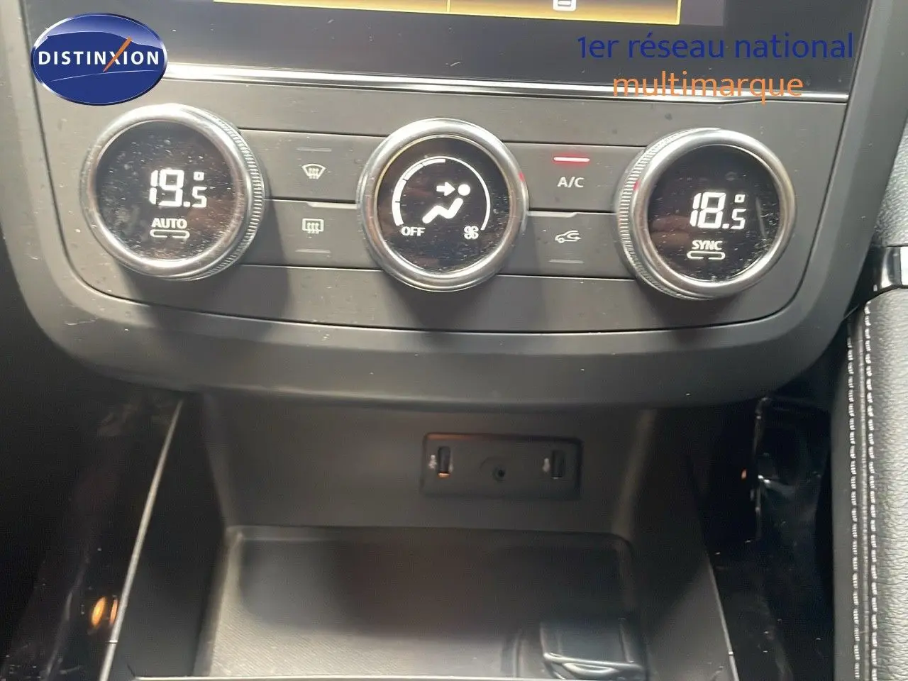 Gros plan sur la console centrale du Renault Kadjar 2021, montrant les commandes de climatisation et les ports USB.