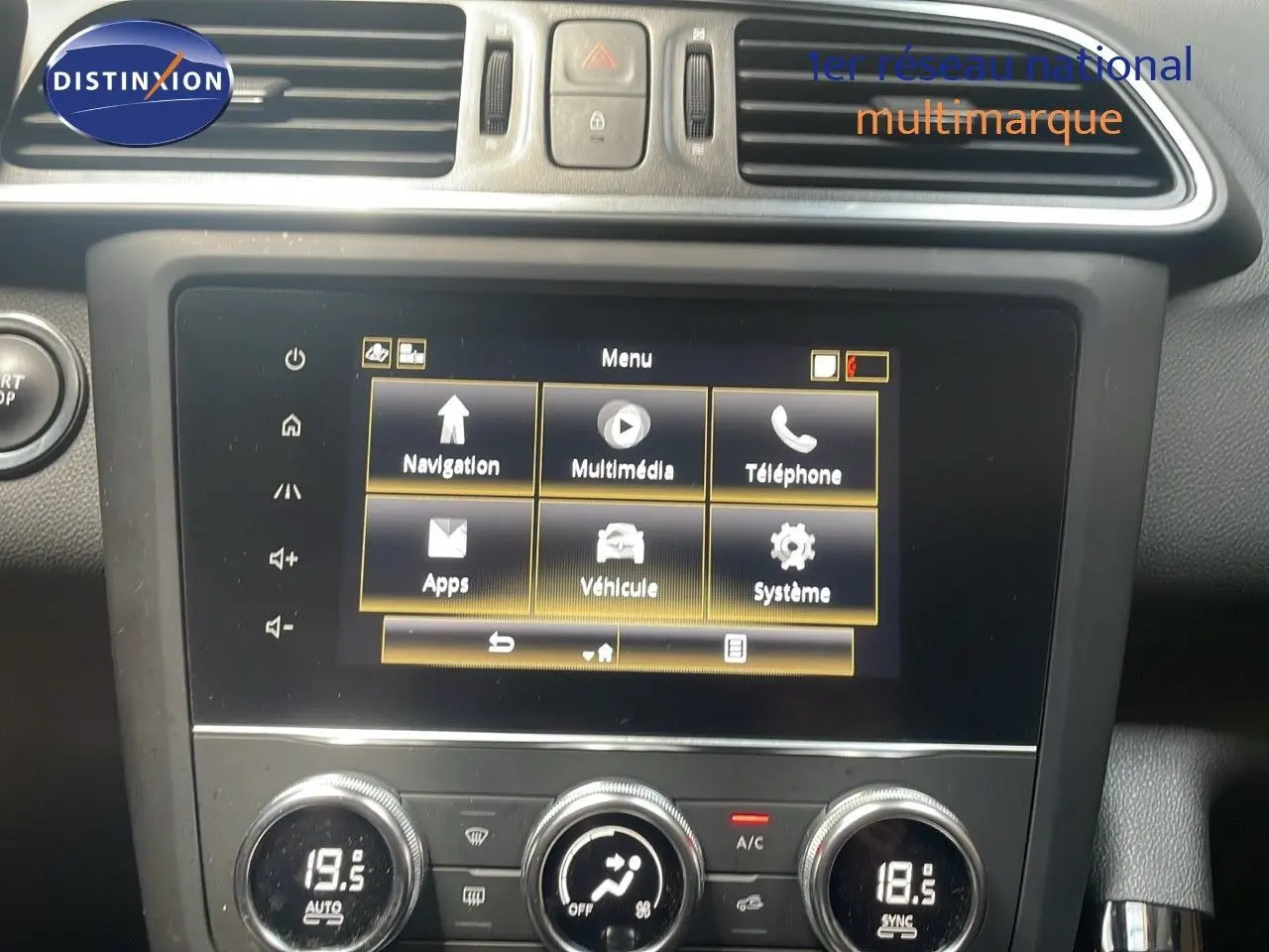 Vue rapprochée de l’écran tactile et de la console centrale du Renault Kadjar gris titanium, affichant le menu multimédia.