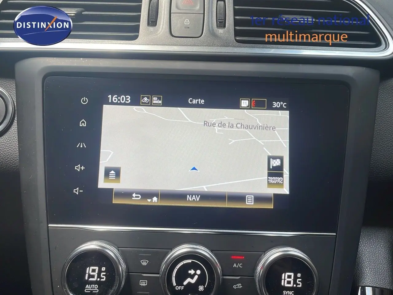 Écran tactile central avec navigation GPS du Renault Kadjar gris titanium, vue intérieure du tableau de bord.