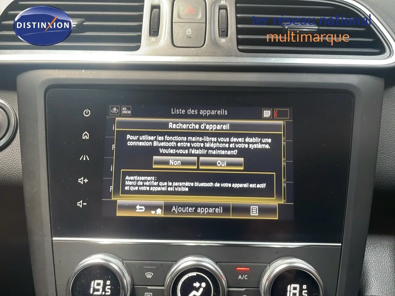 Vue rapprochée de l’écran tactile central et des commandes de climatisation du Renault Kadjar gris titanium.