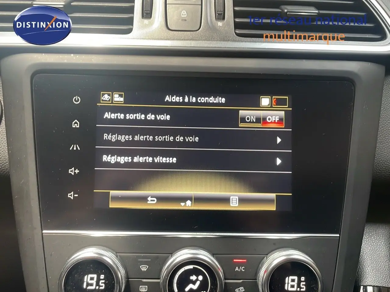 Écran tactile central du Renault Kadjar gris titanium, affichant les réglages d'aide à la conduite en intérieur.