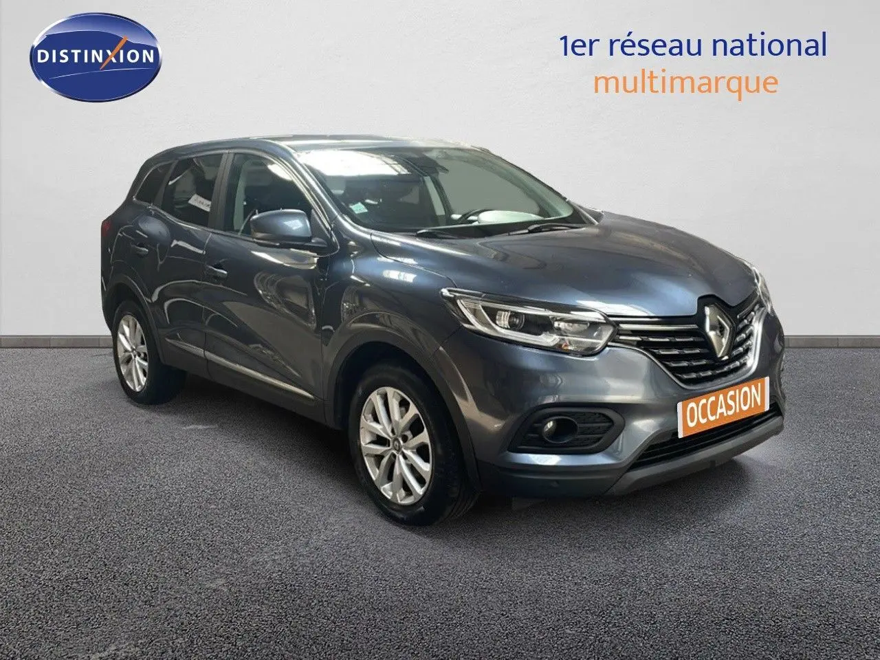 Renault Kadjar gris titanium métal en 3/4 avant droit, SUV compact avec feux LED et calandre distinctive.
