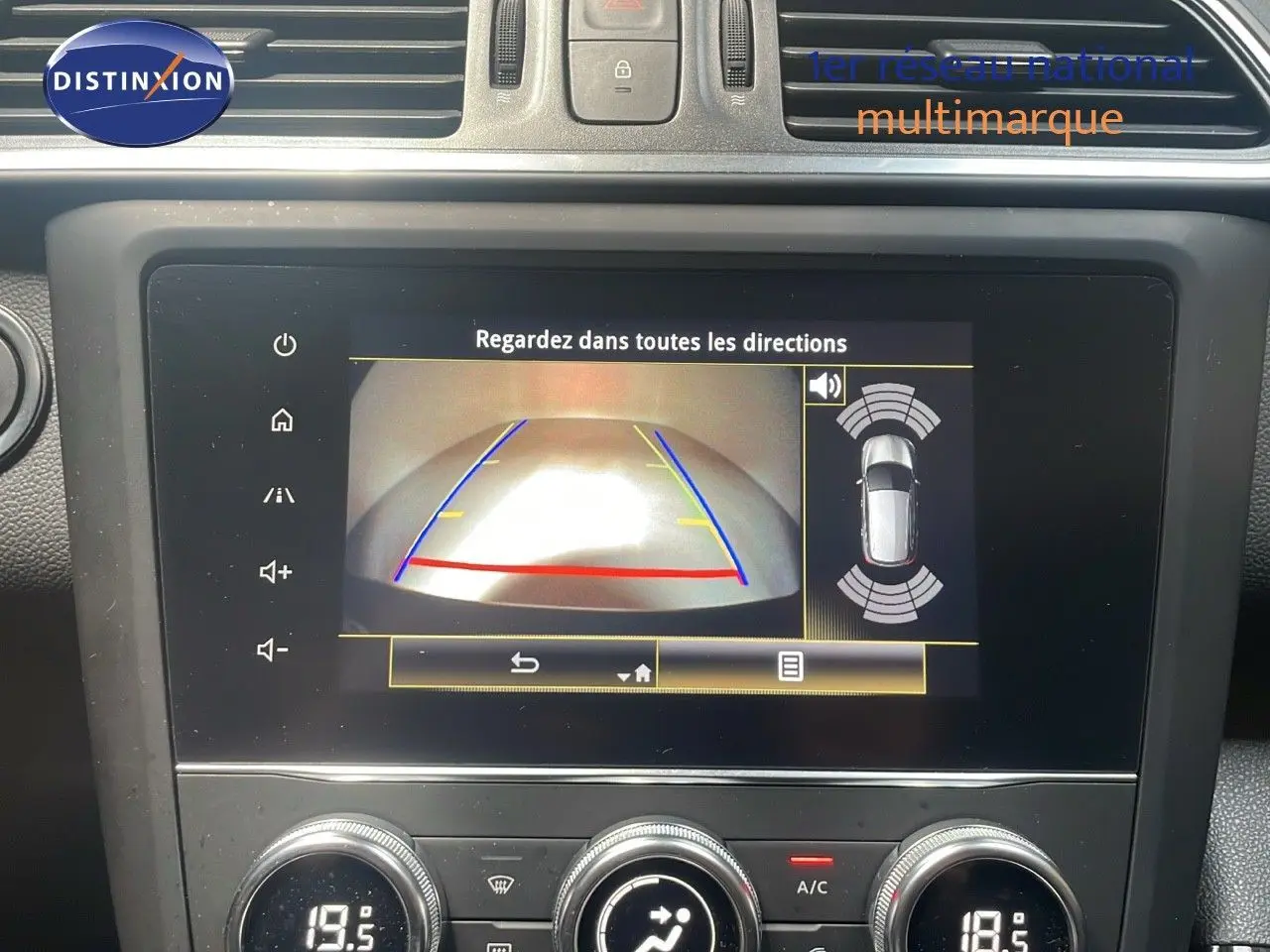Écran central du Renault Kadjar Business 2021 montrant la caméra de recul et les capteurs de stationnement.